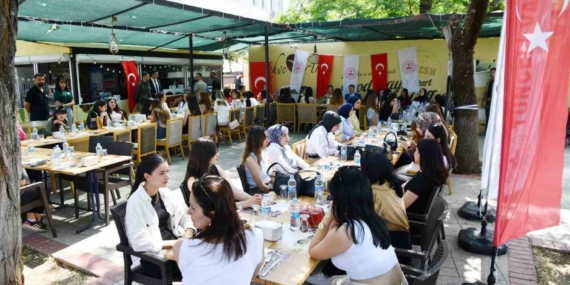 Tunceli Valisi Aygöl, Memleketine Gidemeyen Üniversitelilere Bayramda Özel Bir Jest Yaptı Tunceli Valisi Aygöl, Memleketine Gidemeyen Üniversitelilere Bayramda Özel Bir Jest Yaptı