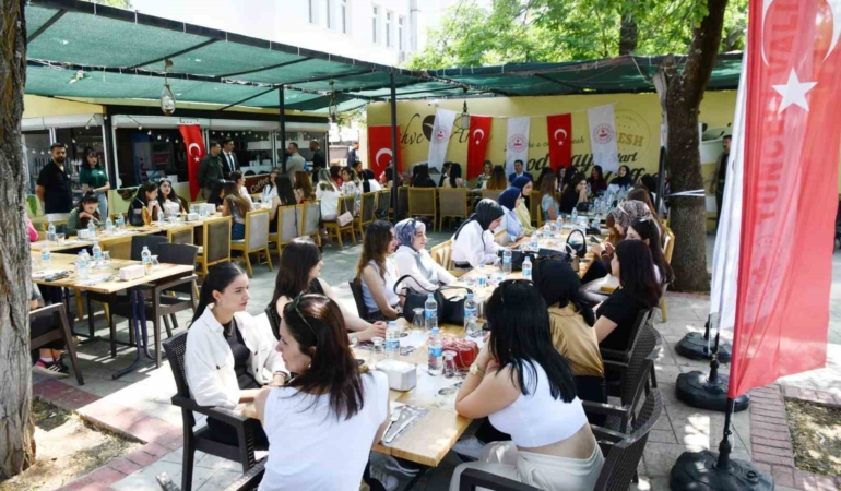 tunceli-valisi-aygol-memleketine-gidemeyen-universitelilere-bayramda-ozel-bir-jest-yapti-c7cecBMw.jpg