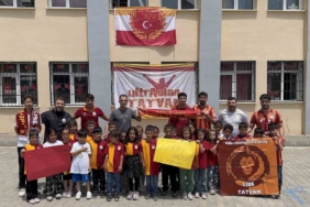 ultraslandan-tatvandaki-minik-taraftarlara-ozel-forma-hediye-TKhLyBNS.jpg