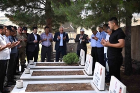 vali-zorluoglu-durumlu-sehitlerini-anmak-icin-mezari-ziyaret-etti-Z1QlEyLT.jpg