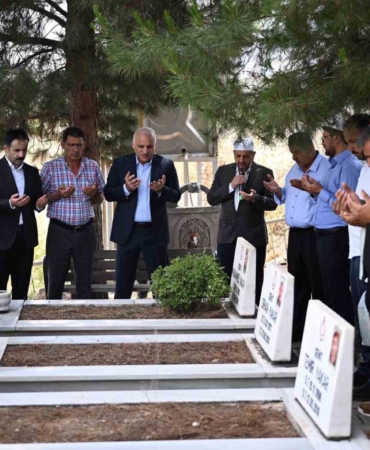vali-zorluoglu-durumlu-sehitlerini-anmak-icin-mezari-ziyaret-etti-Z1QlEyLT.jpg