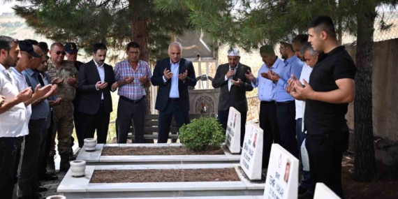 Vali Zorluoğlu, Dürümlü Şehitlerini Anmak İçin Mezarı Ziyaret Etti Vali Zorluoğlu, Dürümlü Şehitlerini Anmak İçin Mezarı Ziyaret Etti