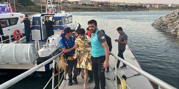 Van Gölü'nde Akıntıya Kapılan Genç, Kahramanlar Tarafından Kurtarıldı Van Gölü’nde Akıntıya Kapılan Genç, Kahramanlar Tarafından Kurtarıldı