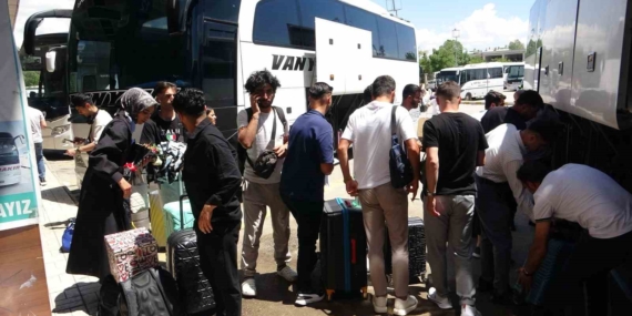 Van Otogarı'nda Bayram Yoğunluğu Zirveye Ulaştı Van Otogarı’nda Bayram Yoğunluğu Zirveye Ulaştı