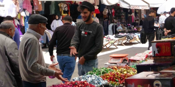 Van'da Bayram Coşkusu: Çarşı ve Pazarda Renkli Anlar Van’da Bayram Coşkusu: Çarşı ve Pazarda Renkli Anlar