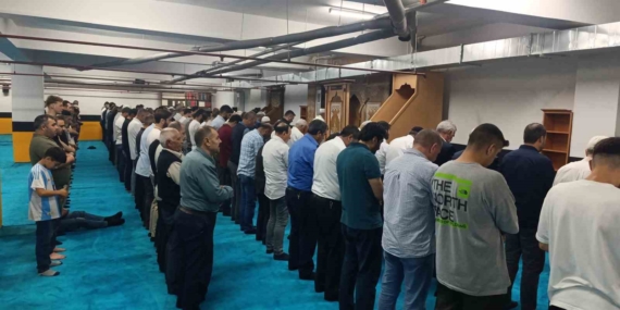 Van'da Hazreti Ömer Camii Yeniden İnşa Ediliyor: Otopark Alanı Geçici Mescit Haline Geldi Van’da Hazreti Ömer Camii Yeniden İnşa Ediliyor: Otopark Alanı Geçici Mescit Haline Geldi