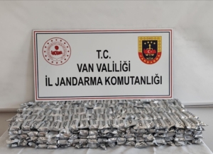 vanda-kacak-sigara-operasyonu-yuzlerce-paket-ele-gecirildi-QdMnTT4t.jpg