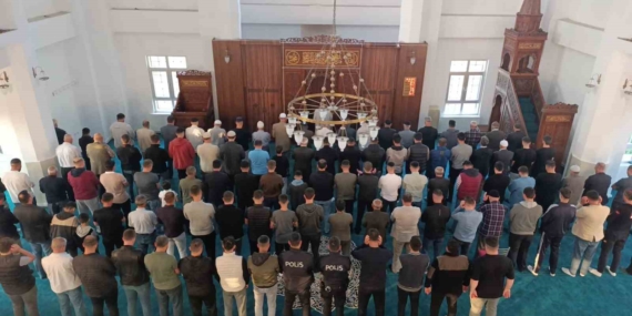 Van'da Kurban Bayramı Coşkusunun Eşsiz Anları Van’da Kurban Bayramı Coşkusunun Eşsiz Anları