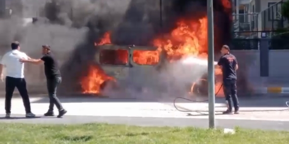 Van'da Park Halindeki Minibüs Alev Alev Yandı: Yangının Sebepleri ve Sonuçları Van’da Park Halindeki Minibüs Alev Alev Yandı: Yangının Sebepleri ve Sonuçları