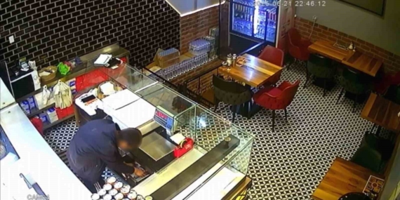 Van'daki Börekçideki Hırsızlık Olayı Kameralara Yansıdı Van’daki Börekçideki Hırsızlık Olayı Kameralara Yansıdı