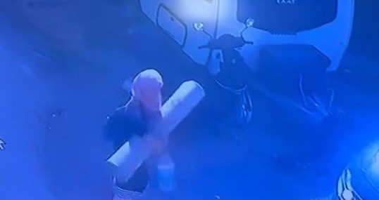 Yıkamaya Gönderilecek Halılar Atıldı Zannedildi: O Anlar Güvenlik Kamerasında Yıkamaya Gönderilecek Halılar Atıldı Zannedildi: O Anlar Güvenlik Kamerasında