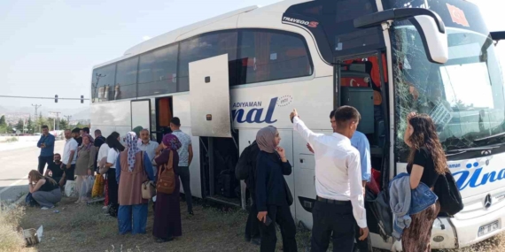 Yolcu Otobüsü ve Kamyonetin Korkunç Çarpışması: 1 Yaralı Yolcu Otobüsü ve Kamyonetin Korkunç Çarpışması: 1 Yaralı