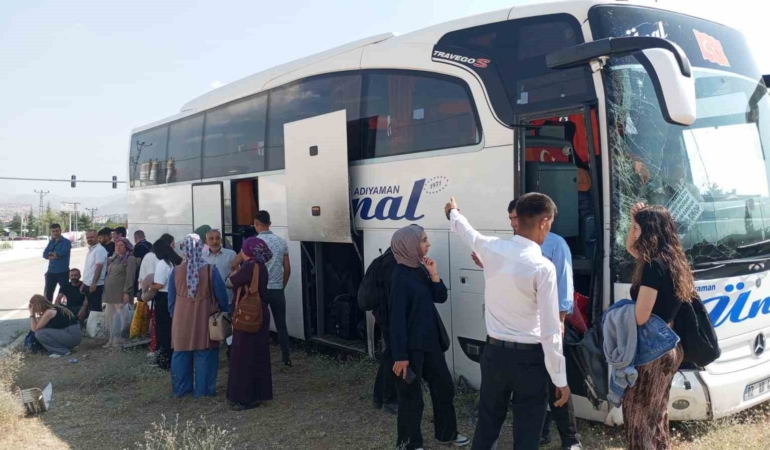 yolcu-otobusu-ve-kamyonetin-korkunc-carpismasi-1-yarali-UpCXHcDO.jpg