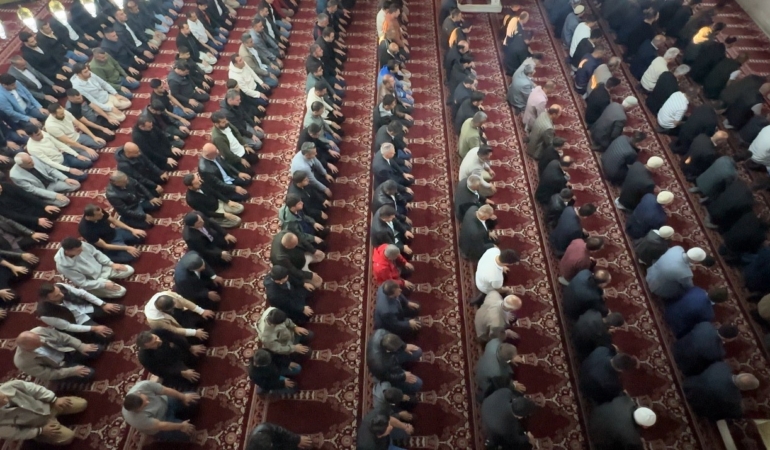 yuksekovada-bayram-namazi-cami-dolu-cosku-yuksek-cKBvYacf.jpg