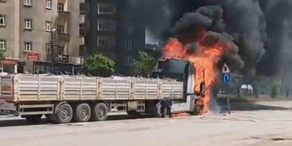 Yüksekova'da Seyir Halindeki Tır Alev Alev Yandı: O Anlar Kamerada! Yüksekova’da Seyir Halindeki Tır Alev Alev Yandı: O Anlar Kamerada!