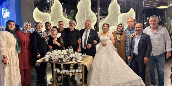 34 Yıl Sonra Buluşan Liseli Arkadaşların Düğün Hikayesi