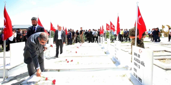 Ağrı'da Modernize Edilen Merkez Şehitlik Anıtı Törenle Hizmete Açıldı Ağrı’da Modernize Edilen Merkez Şehitlik Anıtı Törenle Hizmete Açıldı