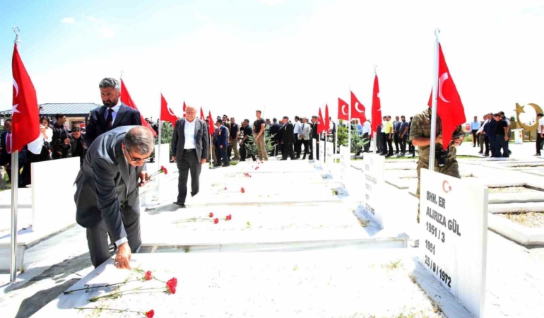 agrida-modernize-edilen-merkez-sehitlik-aniti-torenle-hizmete-acildi-P98hlDtt.jpg