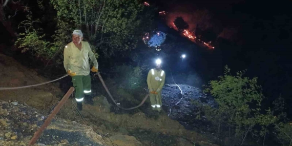 Ahır ve Samanlıkta Başlayan Yangın Ormanlık Alana Sıçradı: Müdahale Devam Ediyor Ahır ve Samanlıkta Başlayan Yangın Ormanlık Alana Sıçradı: Müdahale Devam Ediyor
