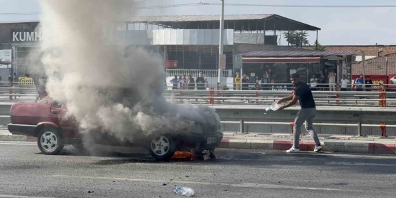 Alev Alev Yanan Otomobilini Kendi Çabasıyla Söndürmeye Çalıştı Alev Alev Yanan Otomobilini Kendi Çabasıyla Söndürmeye Çalıştı
