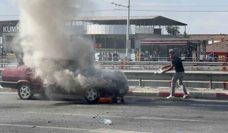 alev-alev-yanan-otomobilini-kendi-cabasiyla-sondurmeye-calisti-RdUKsgXT.jpg