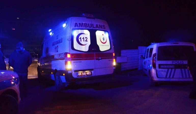 ambulans-ekiplerine-yonelik-siddet-olayi-saglik-calisanlarina-fiziksel-ve-sozlu-saldiri-3QrN52Ma.jpg