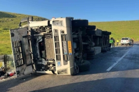 ardahanda-tir-devrildi-surucu-yaralandi-olayin-ayrintilari-7we7dj8U.jpg