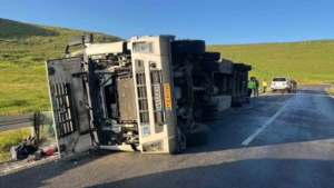ardahanda-tir-devrildi-surucu-yaralandi-olayin-ayrintilari-7we7dj8U.jpg
