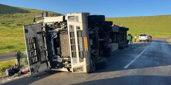 Ardahan'da Tır Devrildi: Sürücü Yaralandı, Olayın Ayrıntıları Ardahan’da Tır Devrildi: Sürücü Yaralandı, Olayın Ayrıntıları