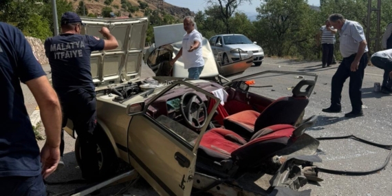 Aydınlatma Direğine Çarpan Tofaş, İkiye Bölünerek Korku Dolu Anlar Yaşattı: 1 Yaralı