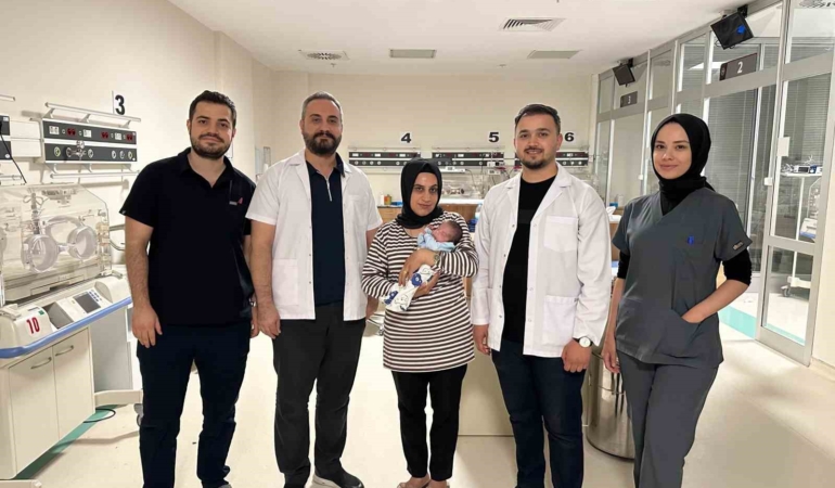 batmanda-900-gram-dogan-bebek-2-kiloya-ulasarak-hayata-tutunmayi-basardi-GOvTS6Vi.jpg