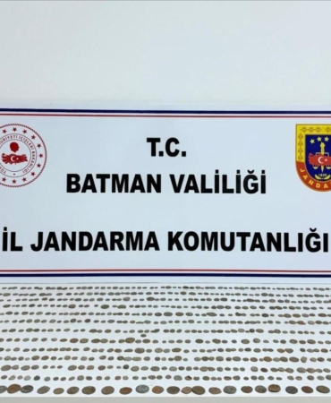 batmanda-jandarma-ekiplerinin-musteri-kiligina-girerek-ele-gecirdigi-1245-sikke-aWUPLTiN.jpg