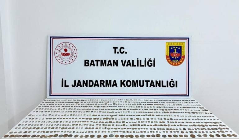 batmanda-jandarma-ekiplerinin-musteri-kiligina-girerek-ele-gecirdigi-1245-sikke-aWUPLTiN.jpg