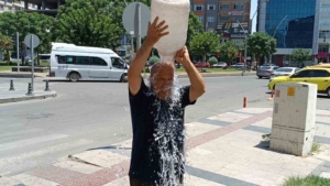 batmanda-sicak-havalar-etkisini-gosterdi-buyukler-su-ile-serinlerken-cocuklar-sus-havuzlarinda-eglendi-CnpPDTyk.jpg