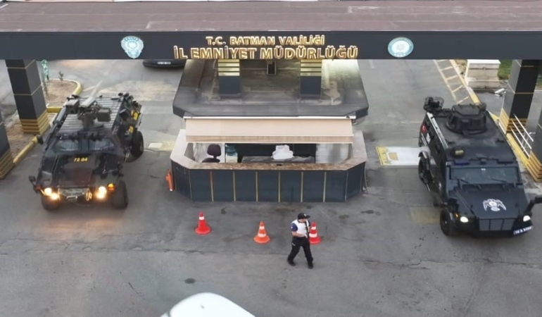 batmanda-uyusturucu-operasyonuyla-7-kisi-tutuklandi-suc-cetelerine-darbe-jl8n9MCR.jpg