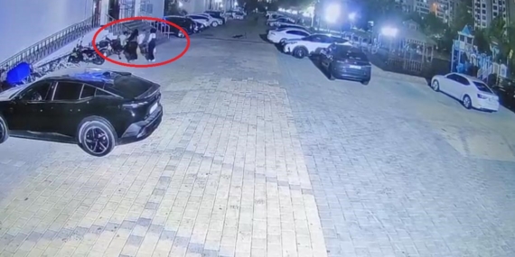 Çocukların Kavgasına Silah ile Müdahale Eden Kişi Güvenlik Kamerasında Yakalandı Çocukların Kavgasına Silah ile Müdahale Eden Kişi Güvenlik Kamerasında Yakalandı