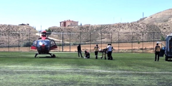 Darende'de Eli Kesilen Vatandaş, Ambulans Helikopterle Malatya'ya Uğurlandı Darende’de Eli Kesilen Vatandaş, Ambulans Helikopterle Malatya’ya Uğurlandı