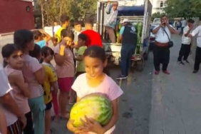 davul-zurna-ile-10-dakikada-7-ton-karpuz-dagitma-soleni-iqE9RpxA.jpg