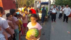 davul-zurna-ile-10-dakikada-7-ton-karpuz-dagitma-soleni-iqE9RpxA.jpg