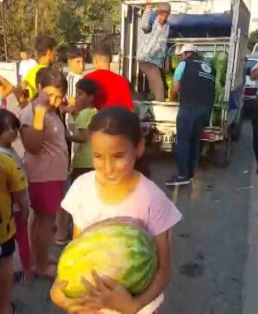 davul-zurna-ile-10-dakikada-7-ton-karpuz-dagitma-soleni-iqE9RpxA.jpg
