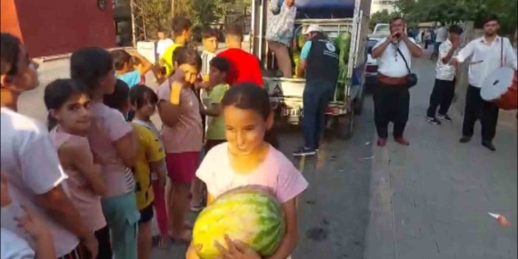 Davul Zurna ile 10 Dakikada 7 Ton Karpuz Dağıtma Şöleni Davul Zurna ile 10 Dakikada 7 Ton Karpuz Dağıtma Şöleni