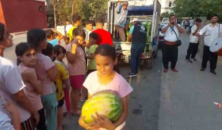 davul-zurna-ile-10-dakikada-7-ton-karpuz-dagitma-soleni-iqE9RpxA.jpg