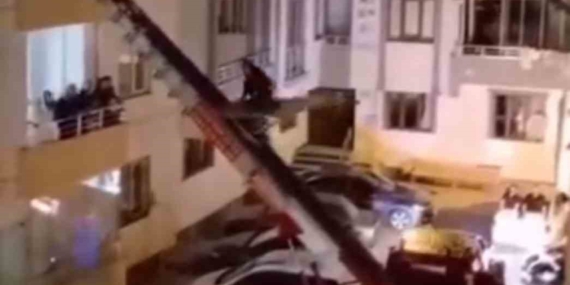 Dayak Geleneğinden Kaçan Damat İçin Yük Asansörüyle Eve Giriş Yöntemi