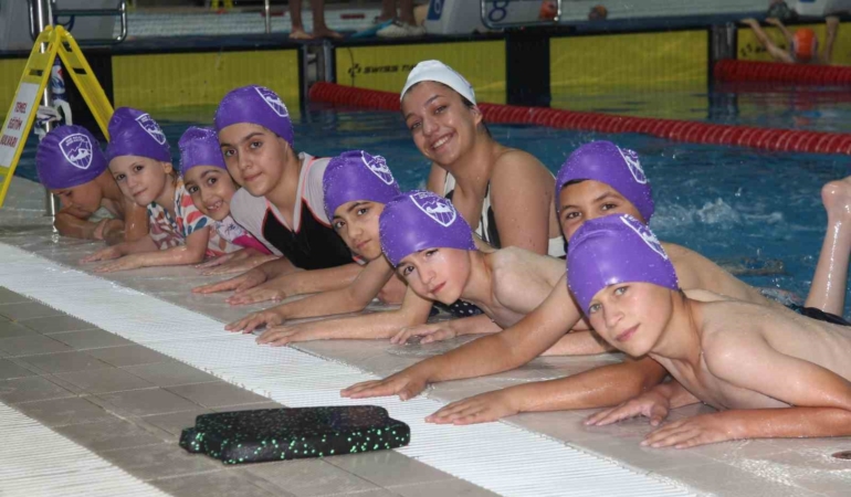 deniz-olmadan-yuzme-egitimi-gaziantepte-gunluk-3-bin-kisiye-yuzme-dersi-veriliyor-caWI12sk.jpg