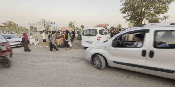 Diyarbakır Yeniköy Mezarlığı'ndaki Araç Trafiği ve Kirlilik Sorununa Tepkiler Büyüyor Diyarbakır Yeniköy Mezarlığı’ndaki Araç Trafiği ve Kirlilik Sorununa Tepkiler Büyüyor