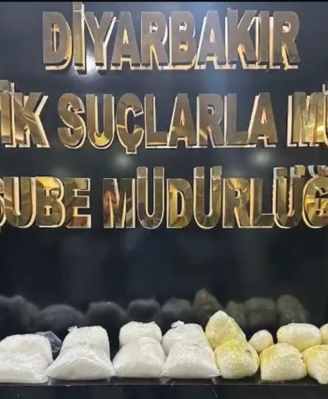 diyarbakirda-43-kilogram-uyusturucu-ile-yapilan-operasyonda-3-kisi-tutuklandi-iTLzUwJz.jpg