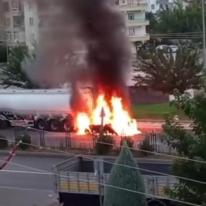 diyarbakirda-alevlerin-kucagindaki-otomobilin-patlama-ani-4uBPuFnL.jpg