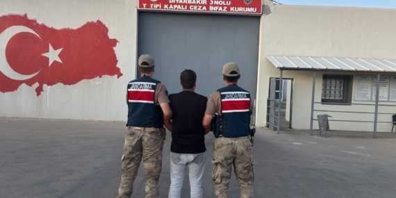 Diyarbakır'da Hapis Cezası ile Aranan İki Kişi Ele Geçirildi Diyarbakır’da Hapis Cezası ile Aranan İki Kişi Ele Geçirildi