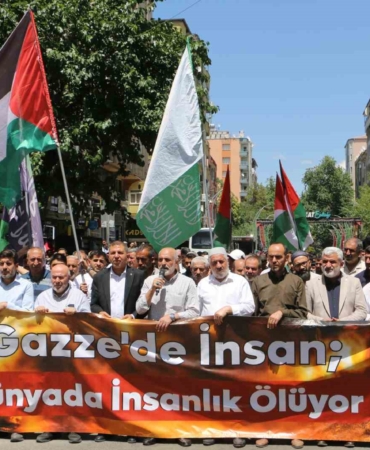 diyarbakirda-leman-dergisine-yonelik-protesto-gosterisi-SLPU7Xlh.jpg