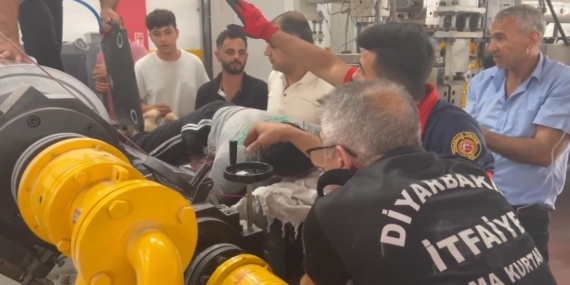 Diyarbakır'da Levha Kesme Makinesine Sıkışan İşçi Yaralandı Diyarbakır’da Levha Kesme Makinesine Sıkışan İşçi Yaralandı